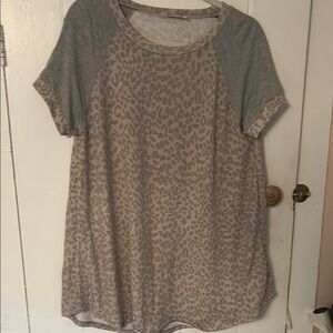 Gray Leopard Print Women's SS Top Preowned XL